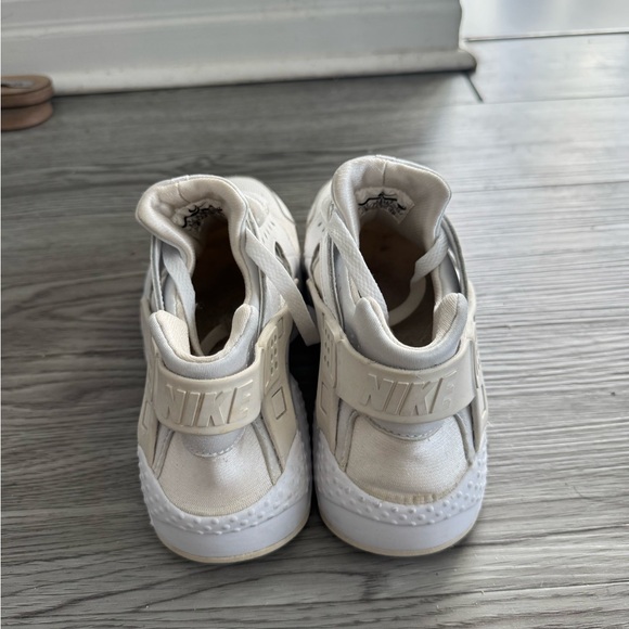 Nike Air Huarache Sneaker - Picture 5 of 8